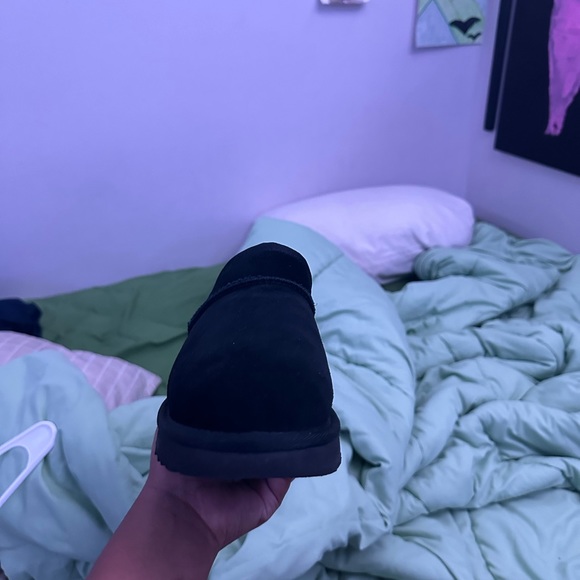 UGGS SIZE 7 only wore a few times don’t like how they look. - Picture 5 of 5